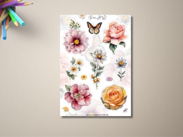 Blumenaufkleber mit verschiedenen floralen Motiven, darunter Rosen, Margeriten, Schmetterlinge und weitere Blüten in zarten Farben. Ideal zur Dekoration und für kreative Projekte. DreamArt VM Design, Stickerbogen #2240.